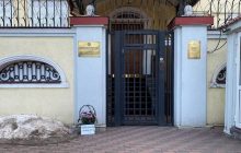 Під консульством Росії в Харкові з'явився траурний вінок із посланням (відео)