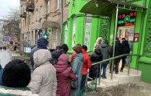 В Киеве наблюдаются очереди возле банкоматов, аптек и на АЗС (фото)