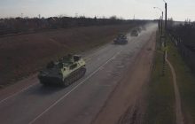 Возле Каховской ГЭС на камеры попала колонна неопознанной военной техники