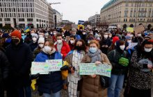 В Берлине люди массово выходят на митинги против российского вторжения в Украину (фоторепортаж)