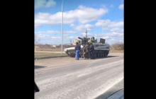 Оккупанты РФ бросили под Николаевом танк  с 20-летним солдатом, его взяли в плен (видео)