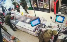 Голодные оккупанты РФ обнесли продуктовый магазин в Сумской области и попали на видео