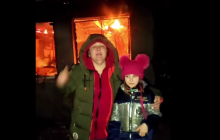 Жители Харькова поблагодарили Путина за "освобождение" на фоне горящего дома