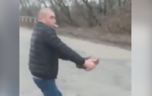 В Бердянске мужчина голыми руками перенес мину (видео)