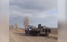 Українські селяни вкрали російську бойову машину й відтягли її трактором (відео)