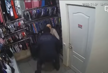 В Кривом Роге покупатель пытался изнасиловать женщину в магазине - инцидент попал на видео
