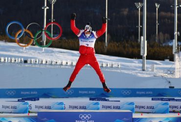 Скандальний російський лижник зламав п'єдестал на Олімпіаді-2022 (відео)