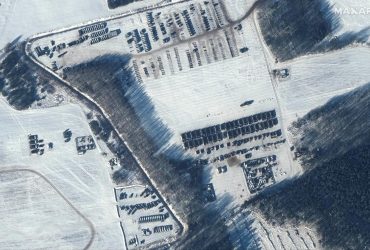 Опубліковано нові супутникові знімки військ РФ за 50 кілометрів від України (фото)