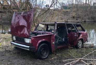 Світло від фар під водою: на Львівщині ВАЗ впав з мосту в річку, є жертва (фото)
