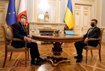 Зеленський провів телефонну розмову з Макроном: обговорили постачання пального до України