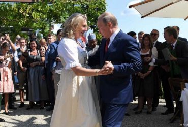 Танцевавшая с Путиным экс-глава Австрии поддержала российского президента