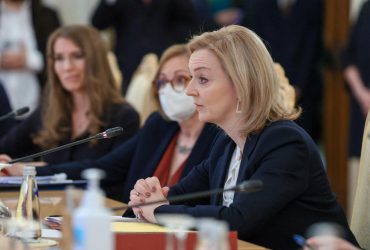 Умиротворять Путина опасно, нужно обеспечить его поражение – глава МИД Британии