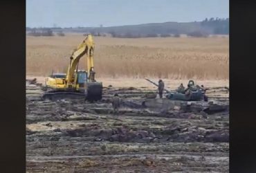 Российские танки под Ростовом остановило болото (видео)