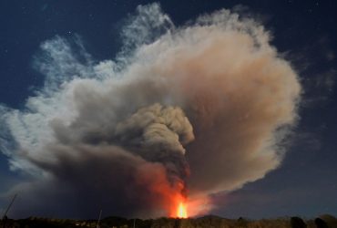 Вулкан Этна осветил ночное небо впечатляющим извержением (фоторепортаж)