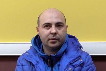 В России 33-летний тиктокер за донаты кукарекал в полицейской форме (видео)