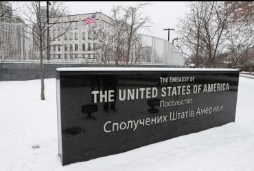 США планируют эвакуировать посольство в Украине из-за угрозы вторжения России - AP