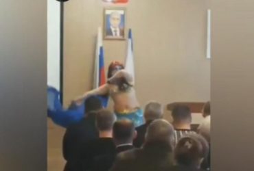 В оккупированном Крыму чиновник исполнил танец живота перед портретом Путина – соцсети
