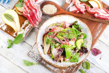 Что приготовить с беконом на ужин: 3 вкусных салата