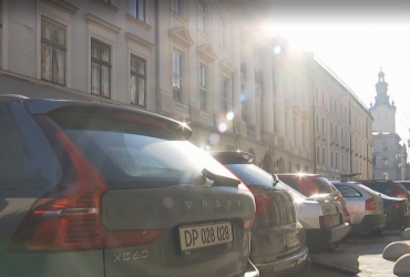 Πρεσβείες και προξενεία θα μετακινηθούν από το Κίεβο στο Λβιβ: αυτοκίνητα με διπλώματα έχουν πλημμυρίσει την πόλη (βίντεο)