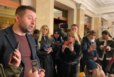 Воєнний стан в Україні чи режим НС: нардепам загрожує заборона на виїзд з України