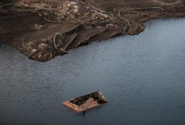 В Іспанії з-під води з'явилося затоплене село-привид (фоторепортаж)