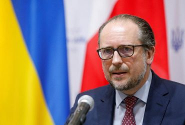 Сумнівний сигнал: очільник МЗС Австрії розкритикував евакуацію дипломатів з України