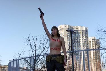 Оголена активістка Femen вийшла на протест проти вивезення дипломатів США з Києва (фото)