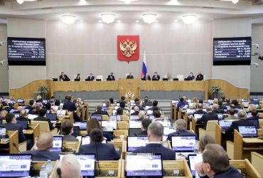 В РФ чиновникам предложили поделиться с армией своей зарплатой