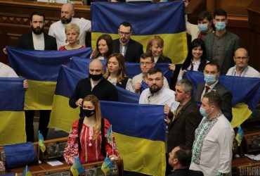 С хором и флагами: как Рада отметила День единения (фоторепортаж)