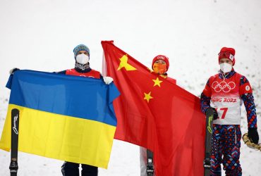 Срібло українця Абраменка на Олімпіаді-2022: фото з церемонії нагородження