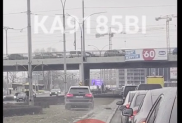 В Киеве водитель дерзко объехал пробку и попал на видео: его требуют наказать