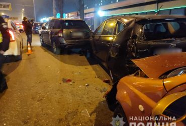 У Одесі водій на іномарці збив дівчинку та протаранив припарковані авто (фото)