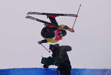 Фристайліст під час виступу на Олімпіаді-2022 впав на оператора та зламав ключицю (відео)