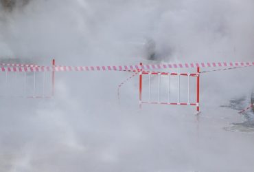 У Києві з-під землі забив потужний гейзер (відео)