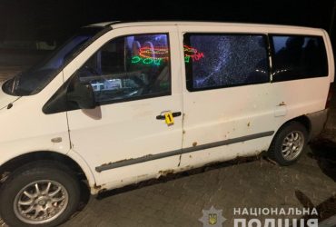 На Львівщині п'яний хлопець стріляв у мікроавтобус з людьми (фото)