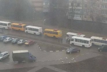 Евакуація з ЛДНР: у мережі показали величезні черги у Донецьку і Луганську (фото, відео)