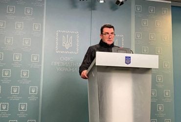 Данілов: Завтра на лінію фронту відправляться нардепи та міністри