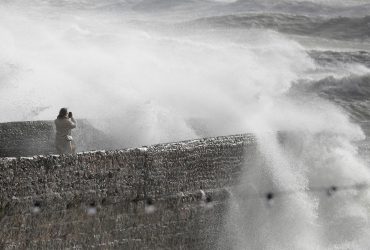 Шторм в Британии: трое погибших, в Лондоне поврежден купол O2 Arena (фоторепортаж, видео)