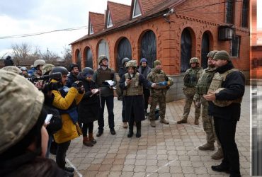 Депутати від СН та іноземні журналісти потрапили під обстріл у зоні ООС (відео)