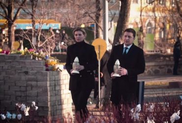 Зеленський з дружиною вшанував пам’ять героїв Небесної Сотні (відео)