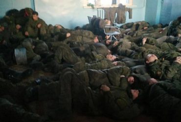Сплять на кахельній підлозі: Росія кинула своїх солдатів на вокзалі без їжі (фото)