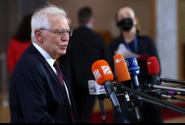 Боррель: Мы должны меньше аплодировать Зеленскому и больше помогать ему