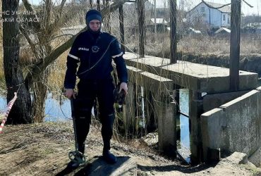 В Одесской области мужчина вместо рыбы выловил в реке минометную мину (фото)