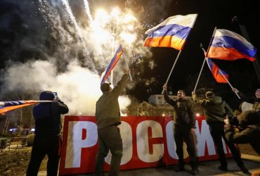 На улицы Донецка вышла кучка радующихся решению Путина по ЛДНР людей (фоторепортаж)