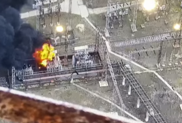 У Щасті на Луганщині внаслідок обстрілу окупантами ТЕС зайнявся трансформатор (відео)