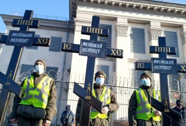 Путлер, геть з України!: до посольства РФ у Києві принесли могильні хрести (фоторепортаж)