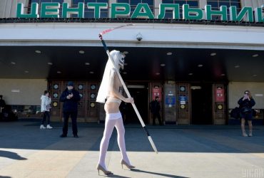 Без паніки!: Femen провели заспокійливу акцію на вокзалі Києва з косою в руках