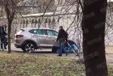 РФ терміново евакуює своїх дипломатів з України: з’явилось відео, як тікають росіяни