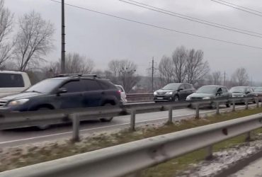 На в'їзді до Києва з боку Вишгорода поставили блокпост: у громадян перевіряють вміст авто