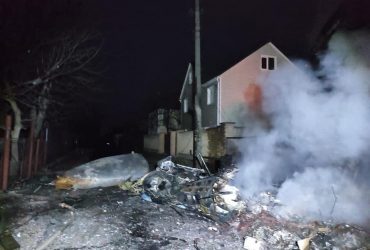 В Киеве фрагменты самолета упали на двухэтажный дом (фото)